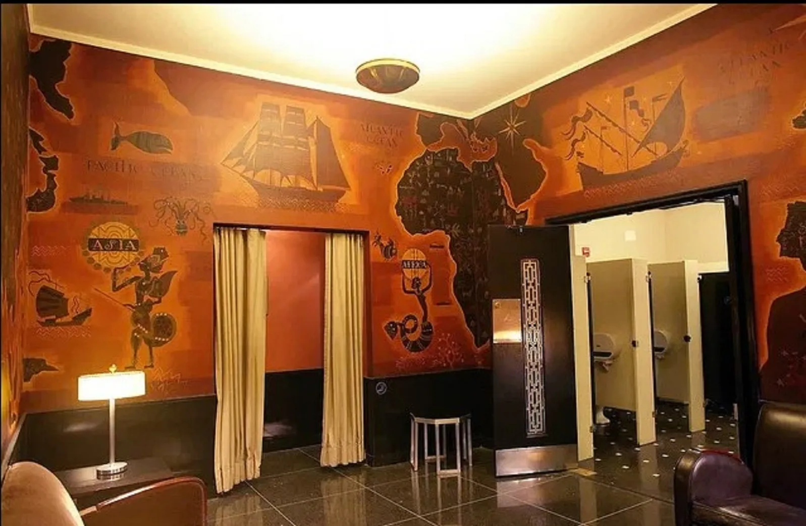 Tavolino da caffè antico con dettagli decorativi e atmosfera elegante, di Donald Deskey.