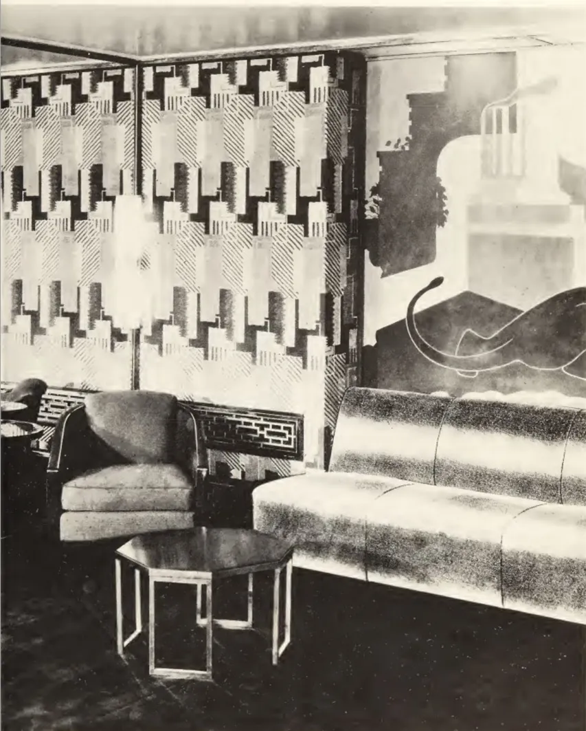 Tavolino da caffè antico di Donald Deskey in un ambiente rétro con poltrona.