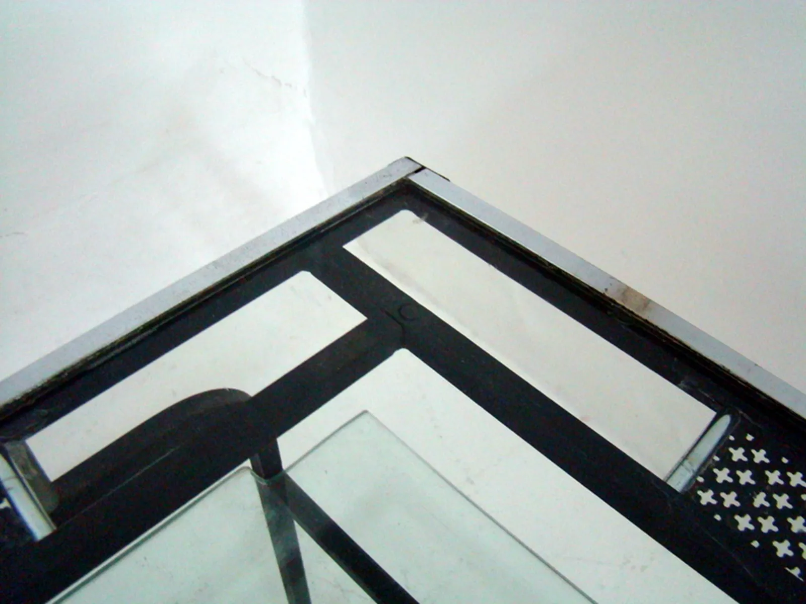 Mesa ratona antigua de Mathieu Matégot con superficie de cristal