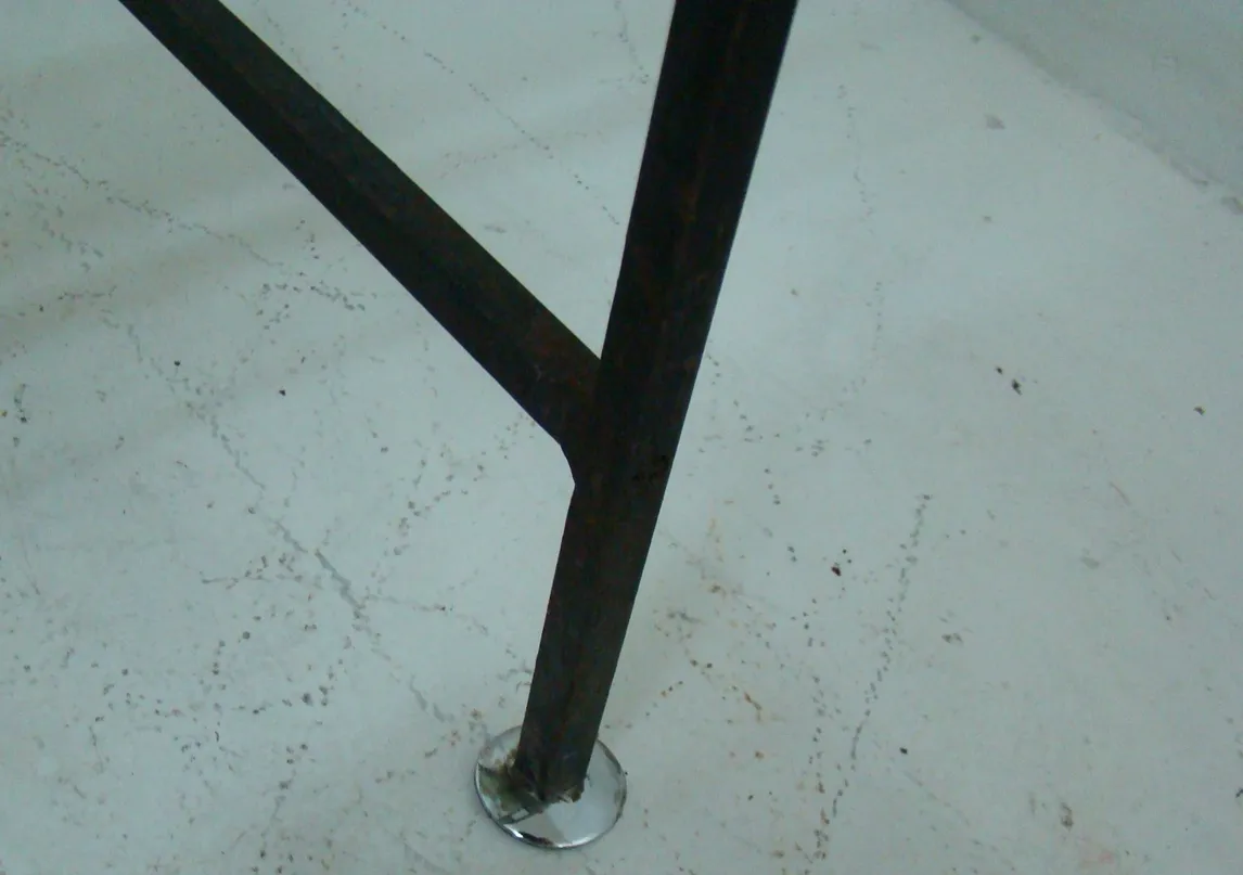 Mesa ratona antigua con diseño distintivo y patas sólidas