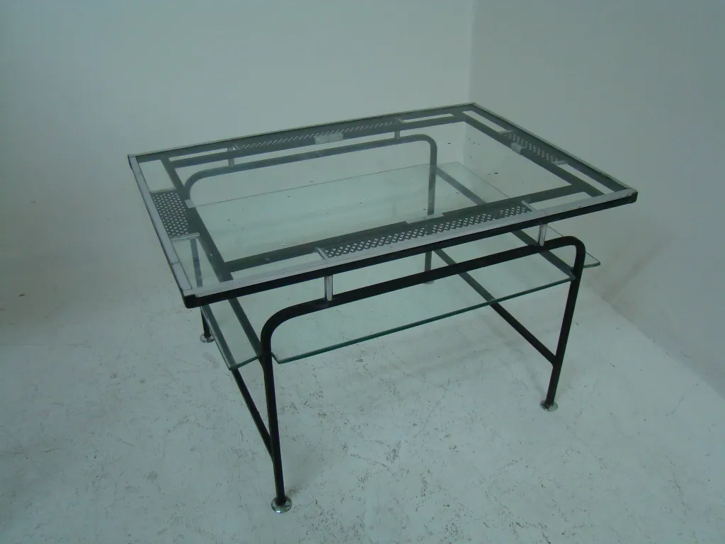 Mesa ratona antigua con cristal, estilo único Mathieu Matégot, adecuada para decoración.