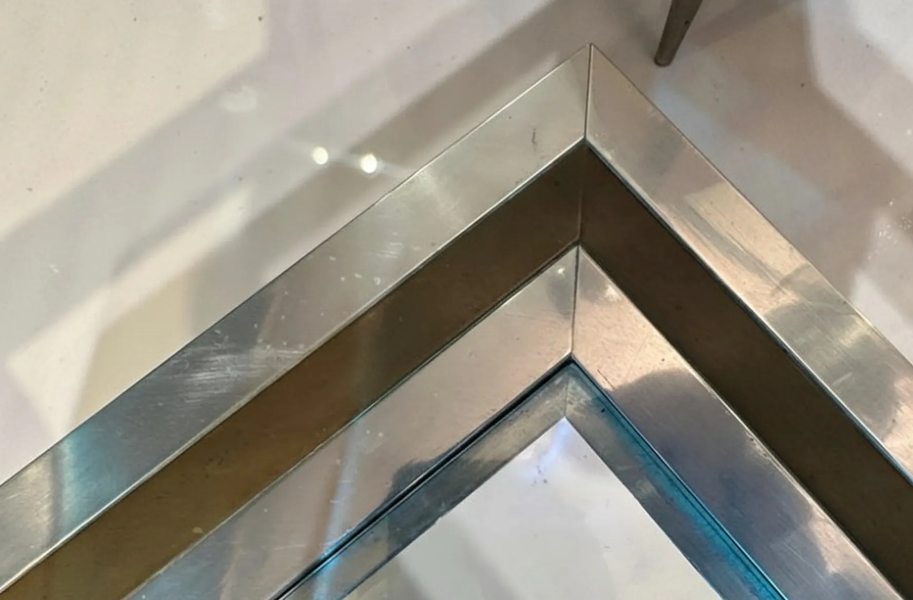 Tavolino da caffè antico con design moderno ed elegante di Giacomo Sinopoli.