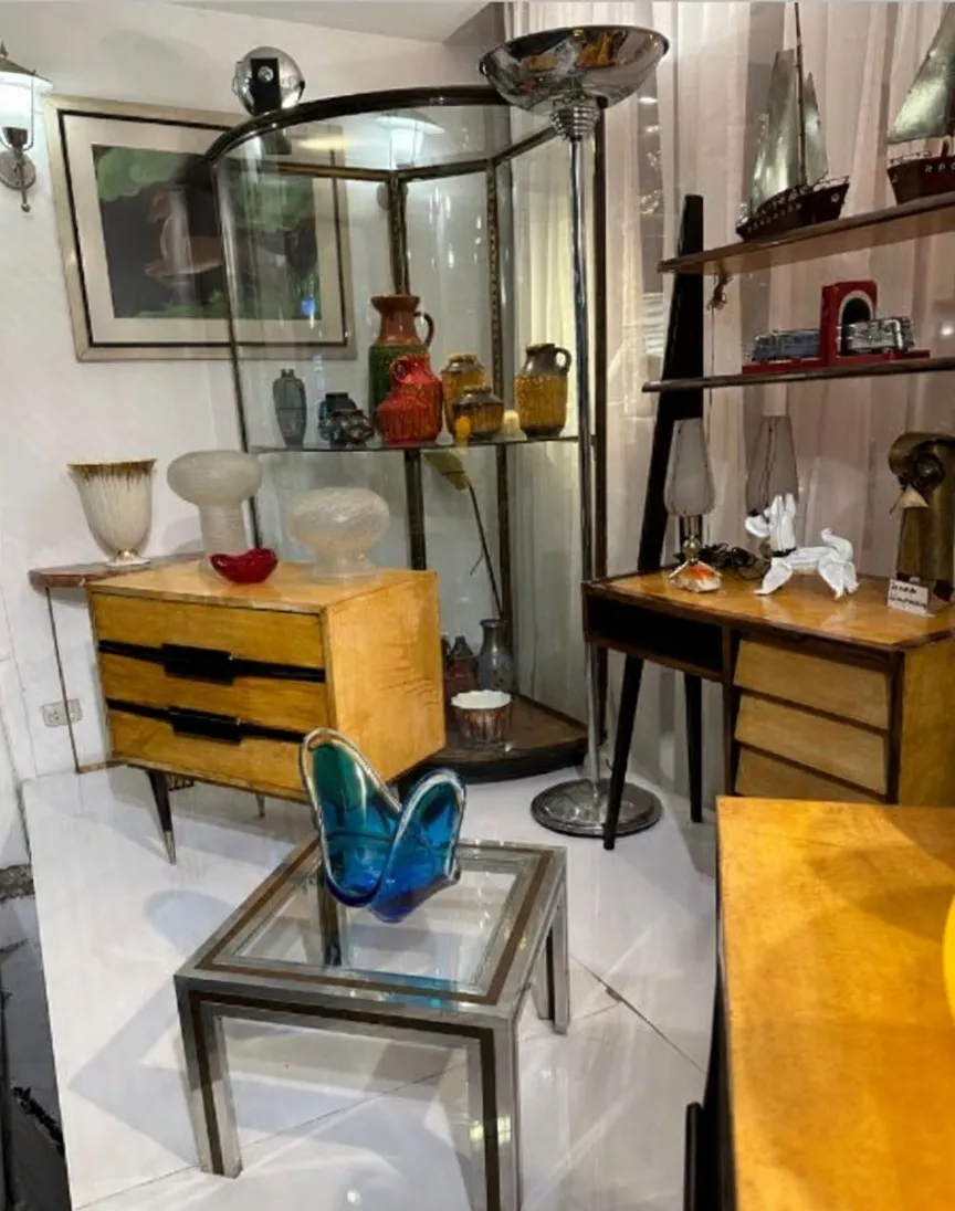 Tavolino da caffè quadrato antico con decorazione semplice, ambiente elegante e moderno.