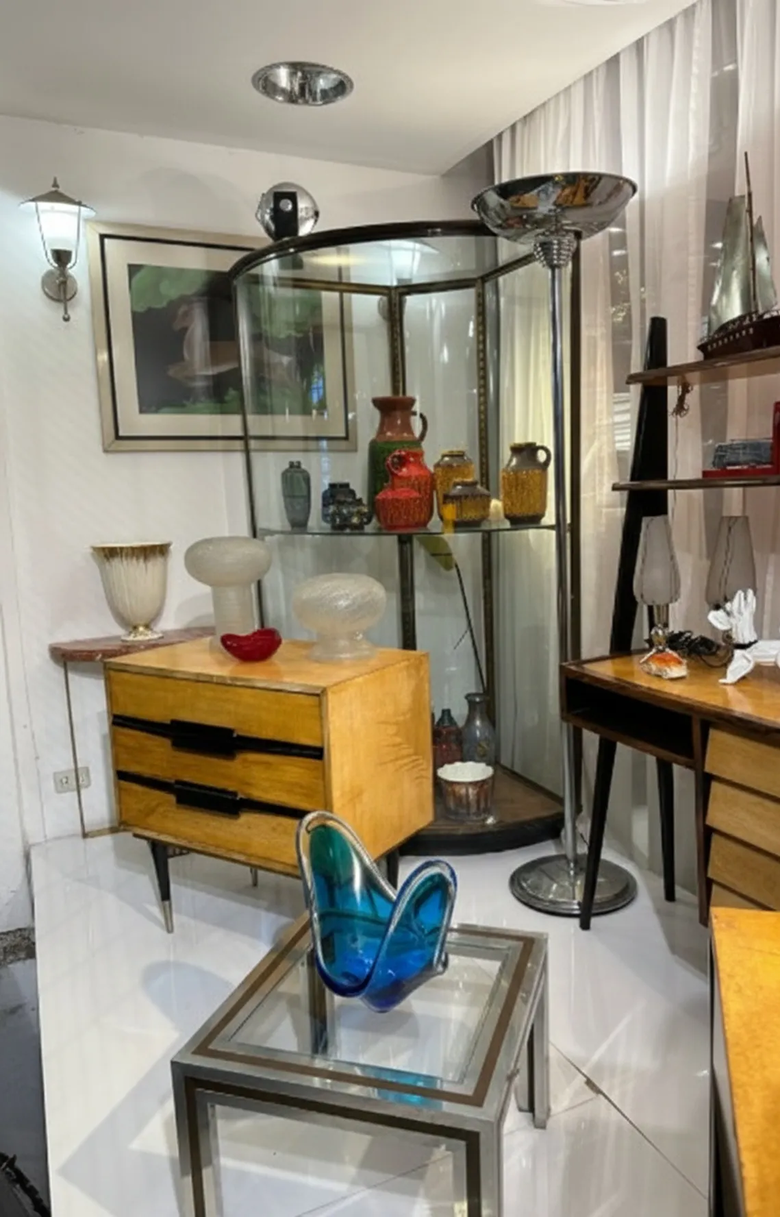 table basse antique de giacomo sinopoli avec décor environnant