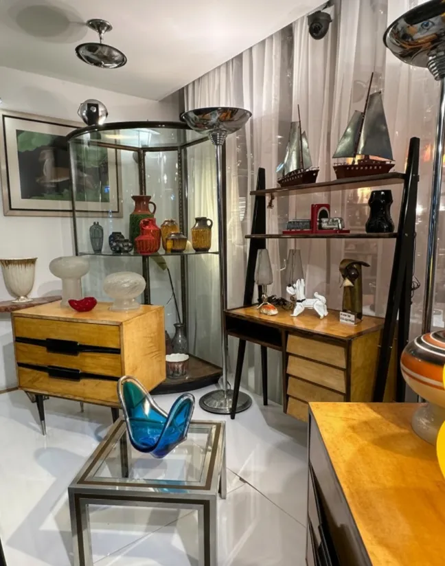 Tavolino da caffè antico di Giacomo Sinopoli, decorativo e funzionale in un ambiente elegante