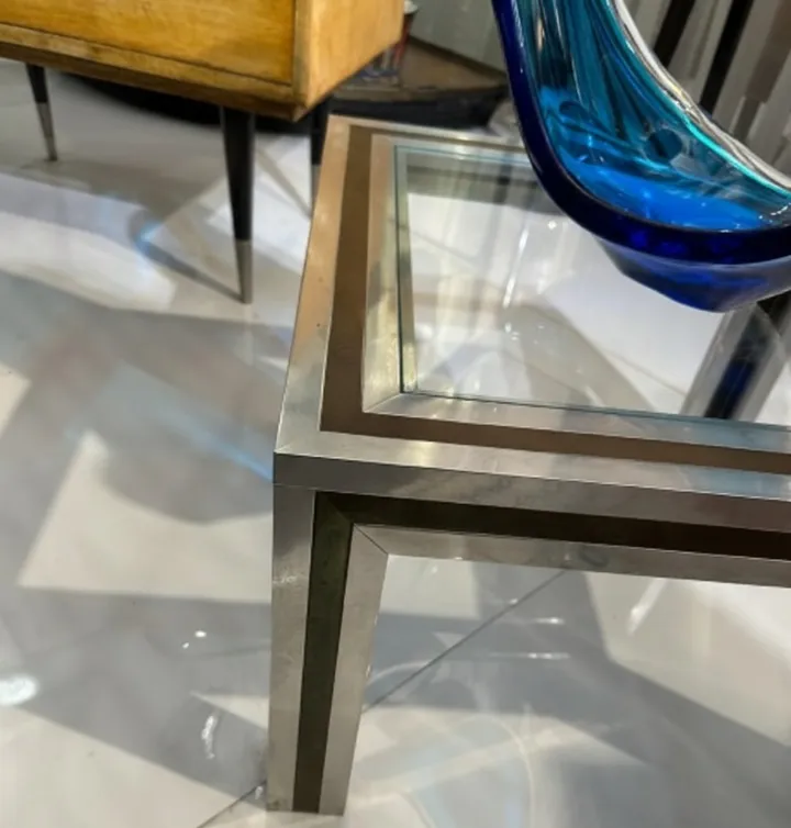 Mesa ratona antigua con diseño elegante, ambiente acogedor.