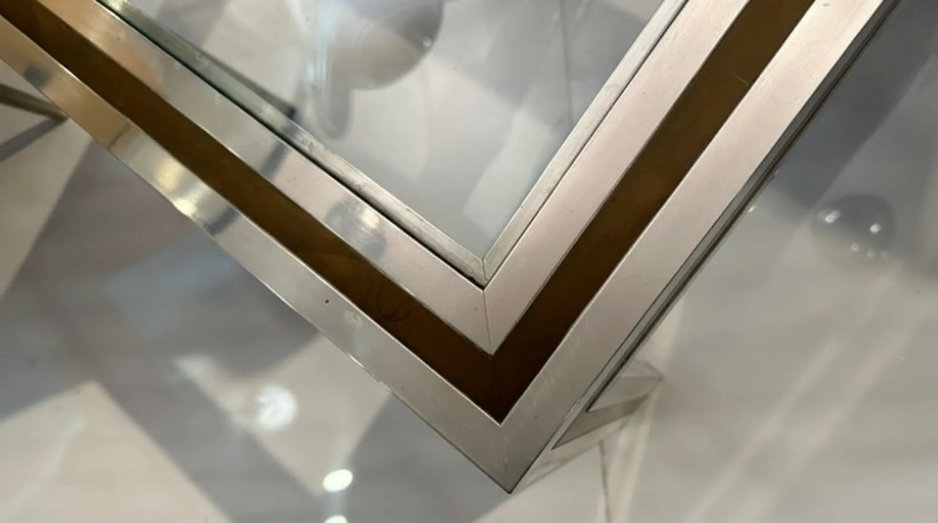 tavolino da caffè antico con design elegante e gambe stilizzate, giacomo sinopoli