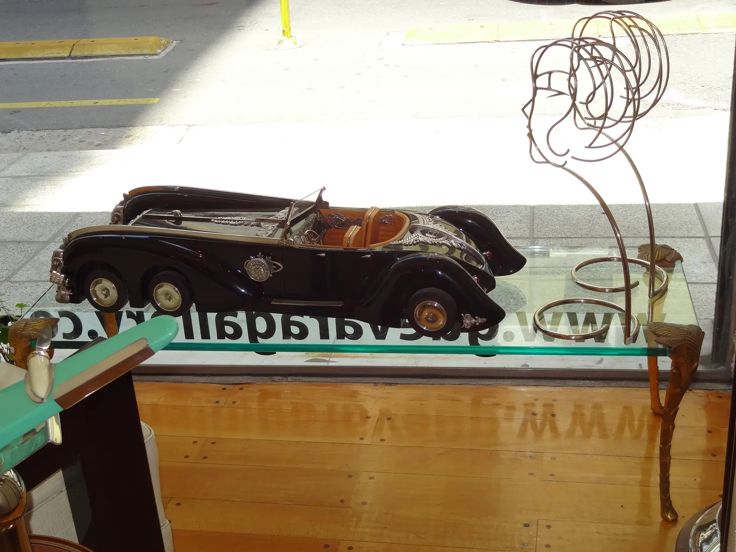 tavolino da caffè antico con design elegante e dettagli decorativi