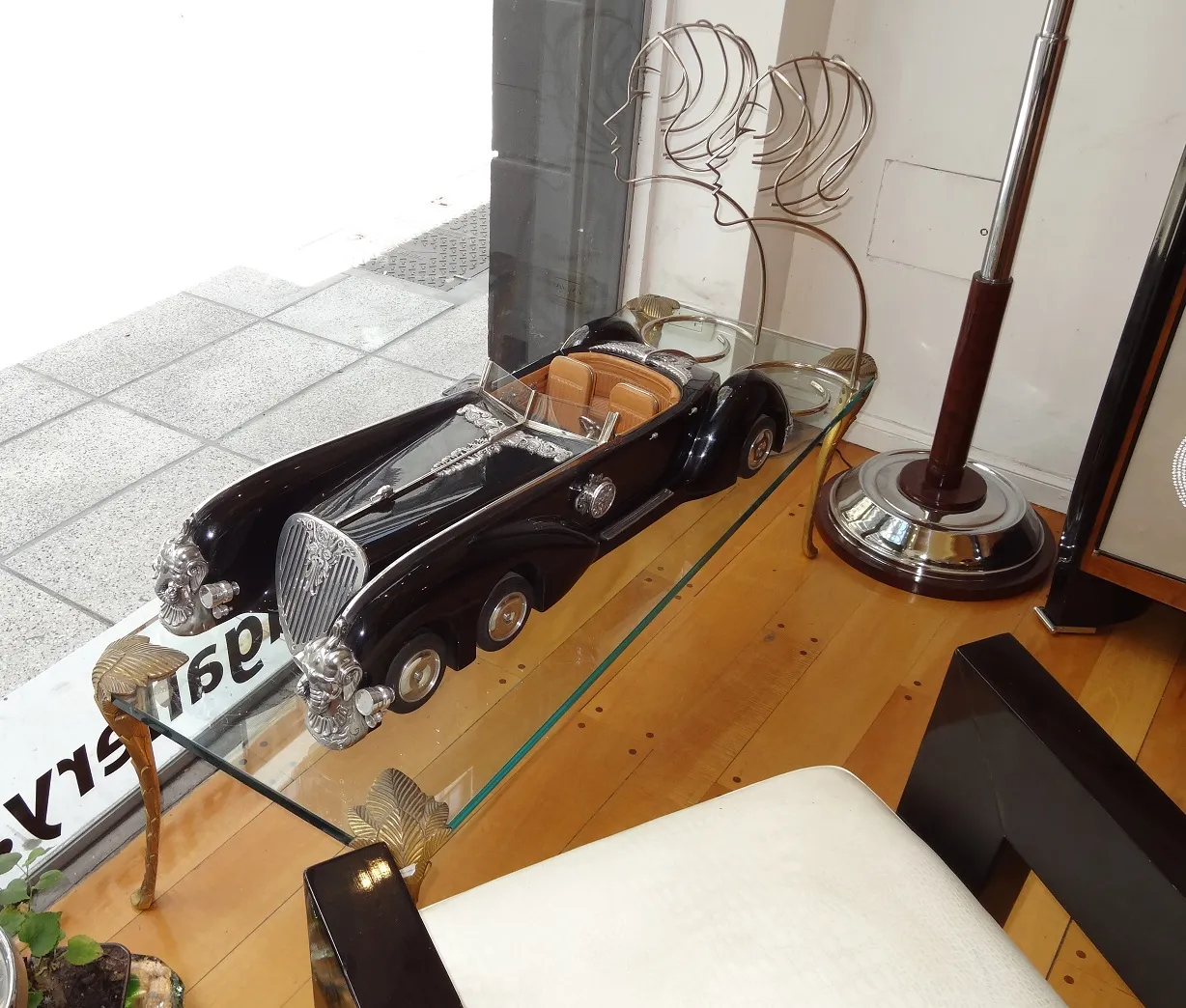 tavolino da caffè antico a forma di auto di lusso in un ambiente elegante