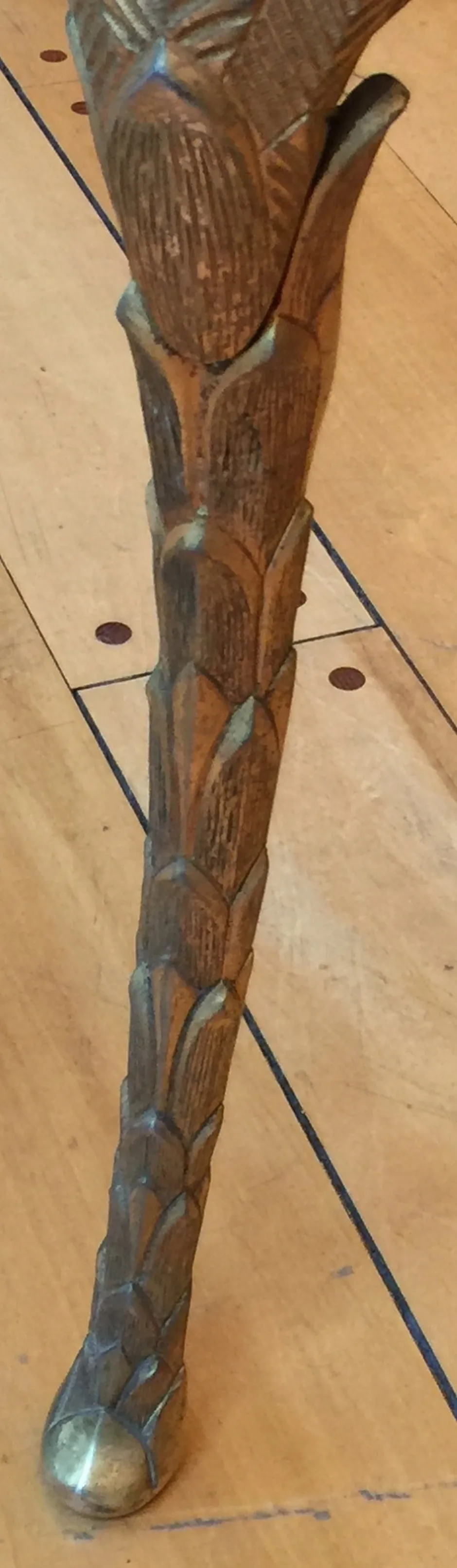 Détail d'une table basse ancienne avec des pieds sculptés, environnement chaleureux.