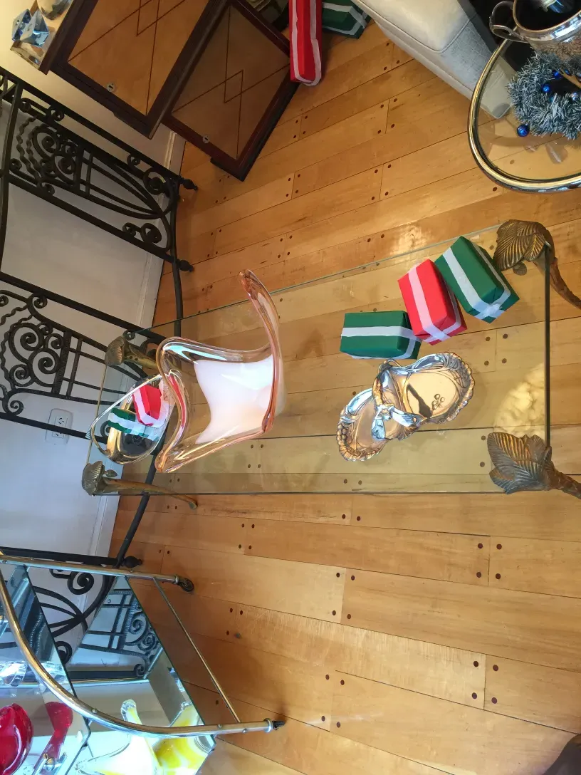 tavolino da caffè antico maison charles, decorato con oggetti colorati