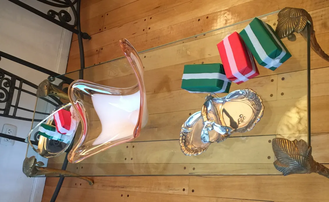 mesa ratona antigua con decoración y regalos coloridos