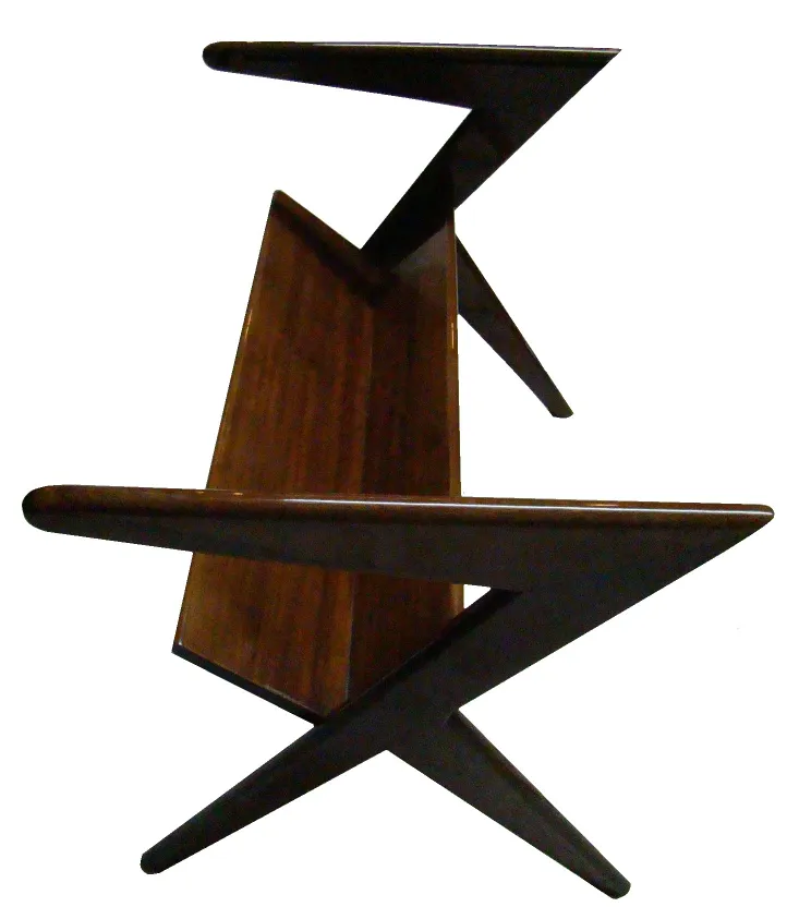 Portariviste antico con gambe a forma di stella, ambiente elegante e accogliente.