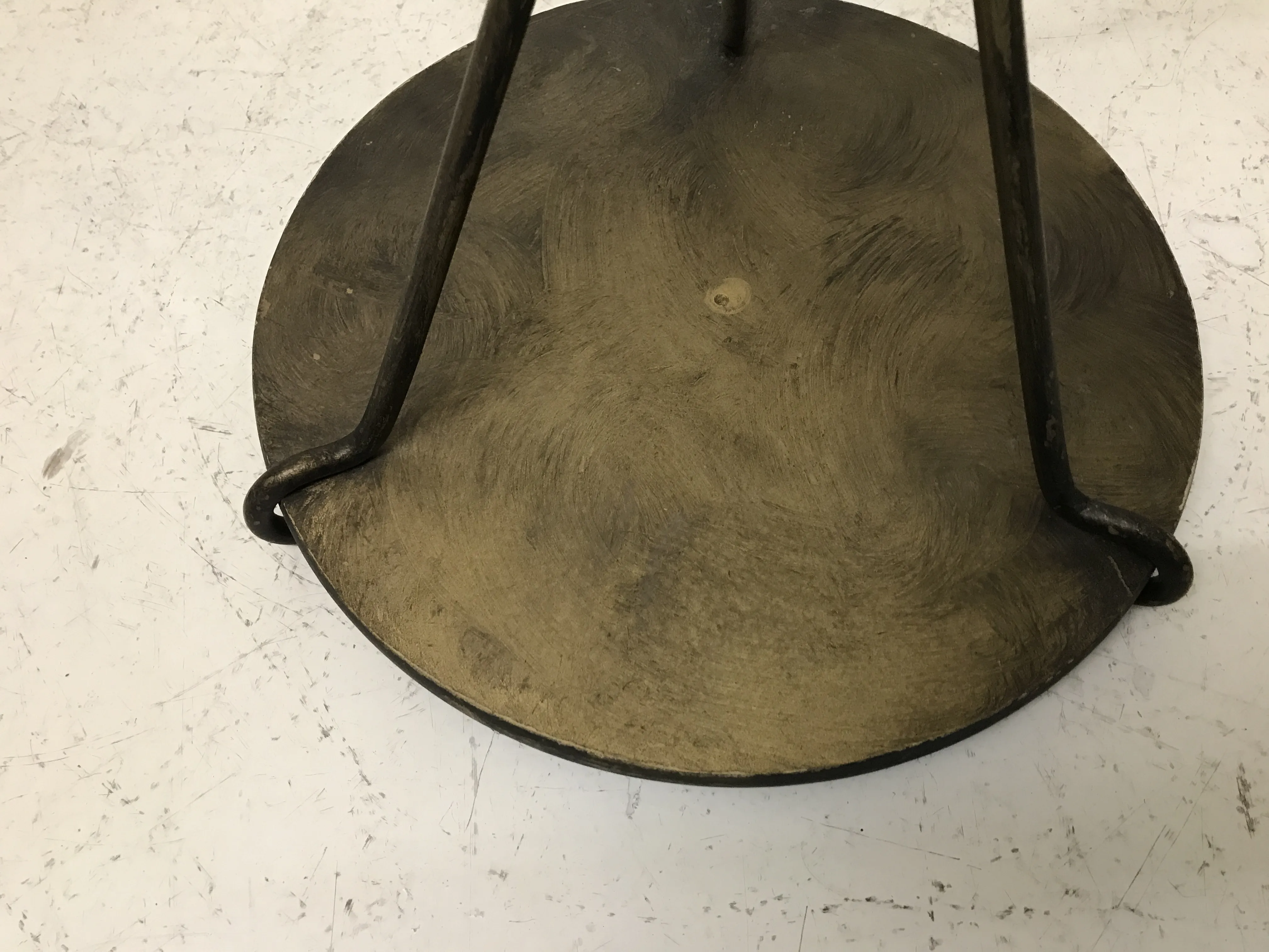 Kleiner antiker runder Tisch mit glatter Oberfläche und einfachen Beinen.