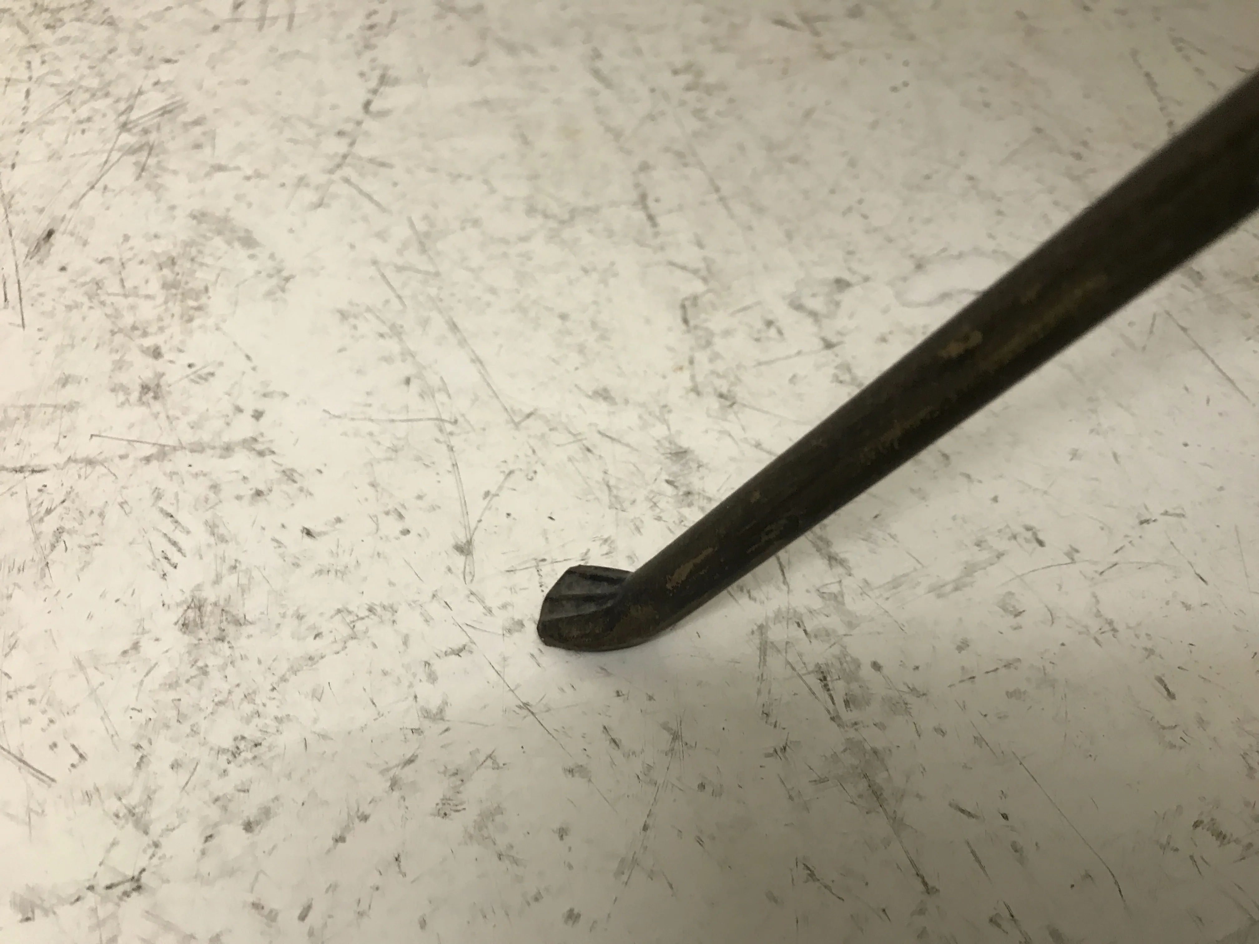 Détail d'une petite table ancienne avec un design distinctif