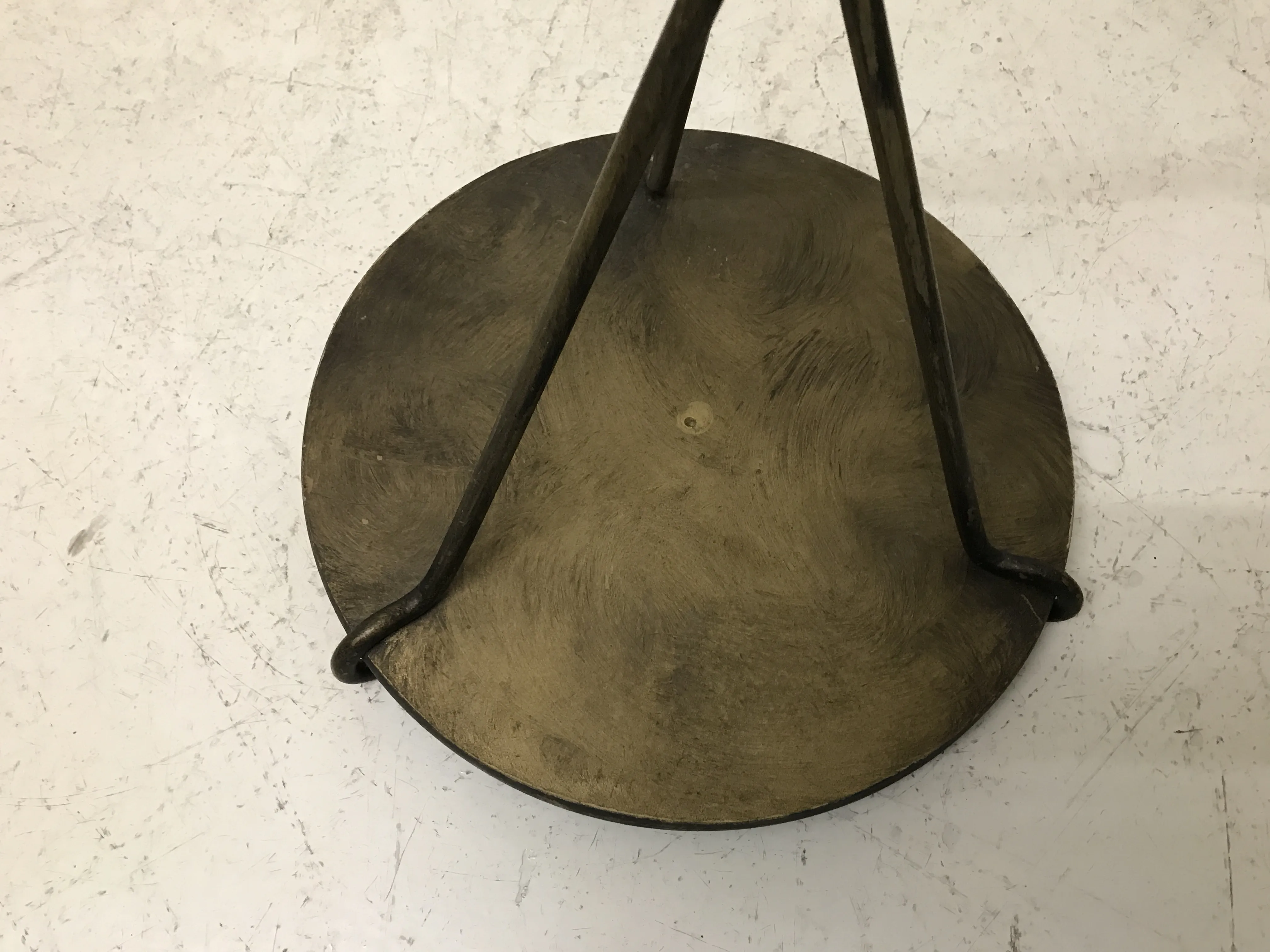 petite table ancienne avec plateau rond et pieds métalliques sur un fond clair