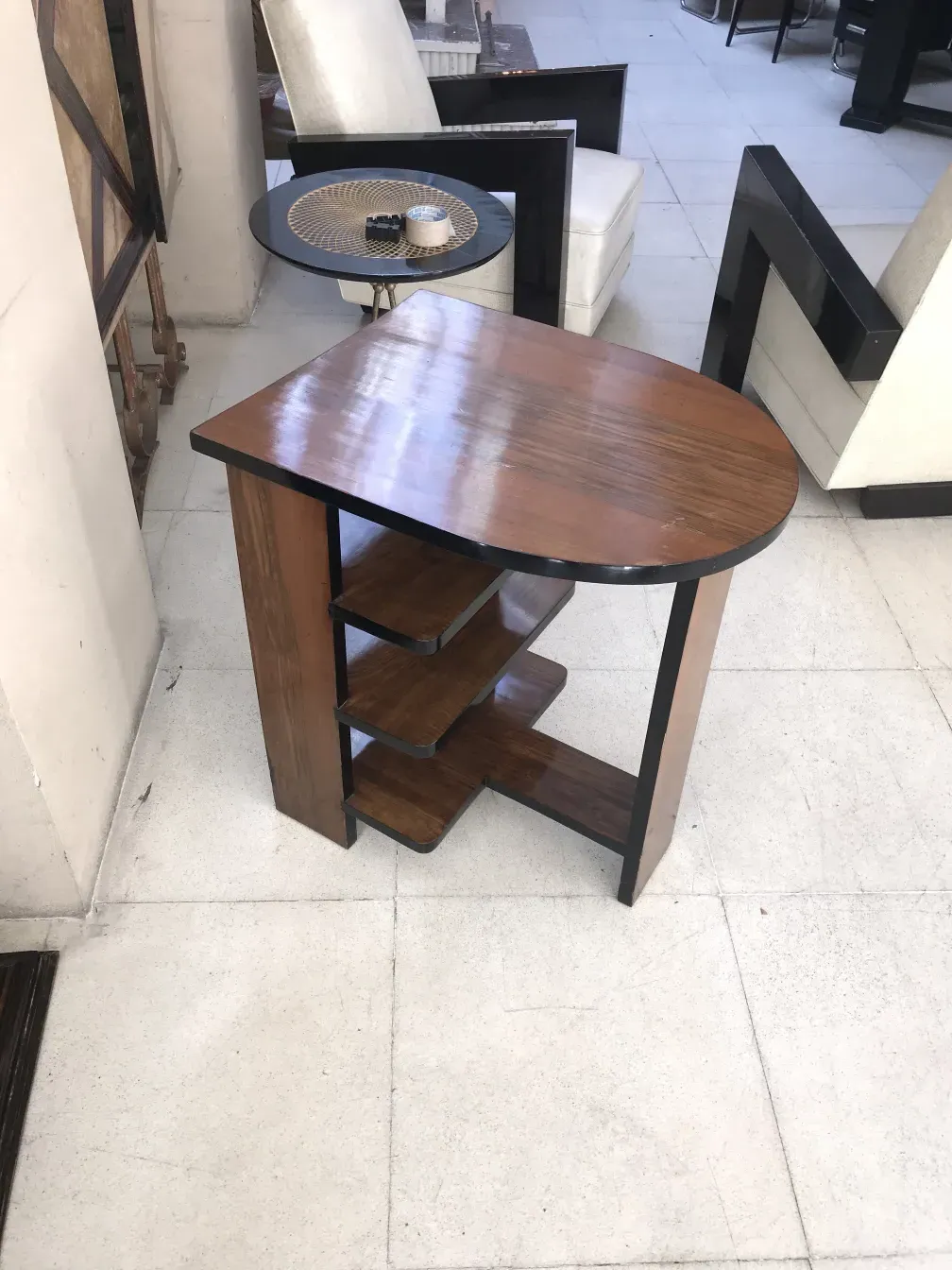 Tavolo antico in stile Art Deco in un contesto moderno