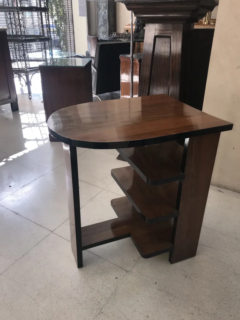 mesa antiga art deco com forma curva e brilho