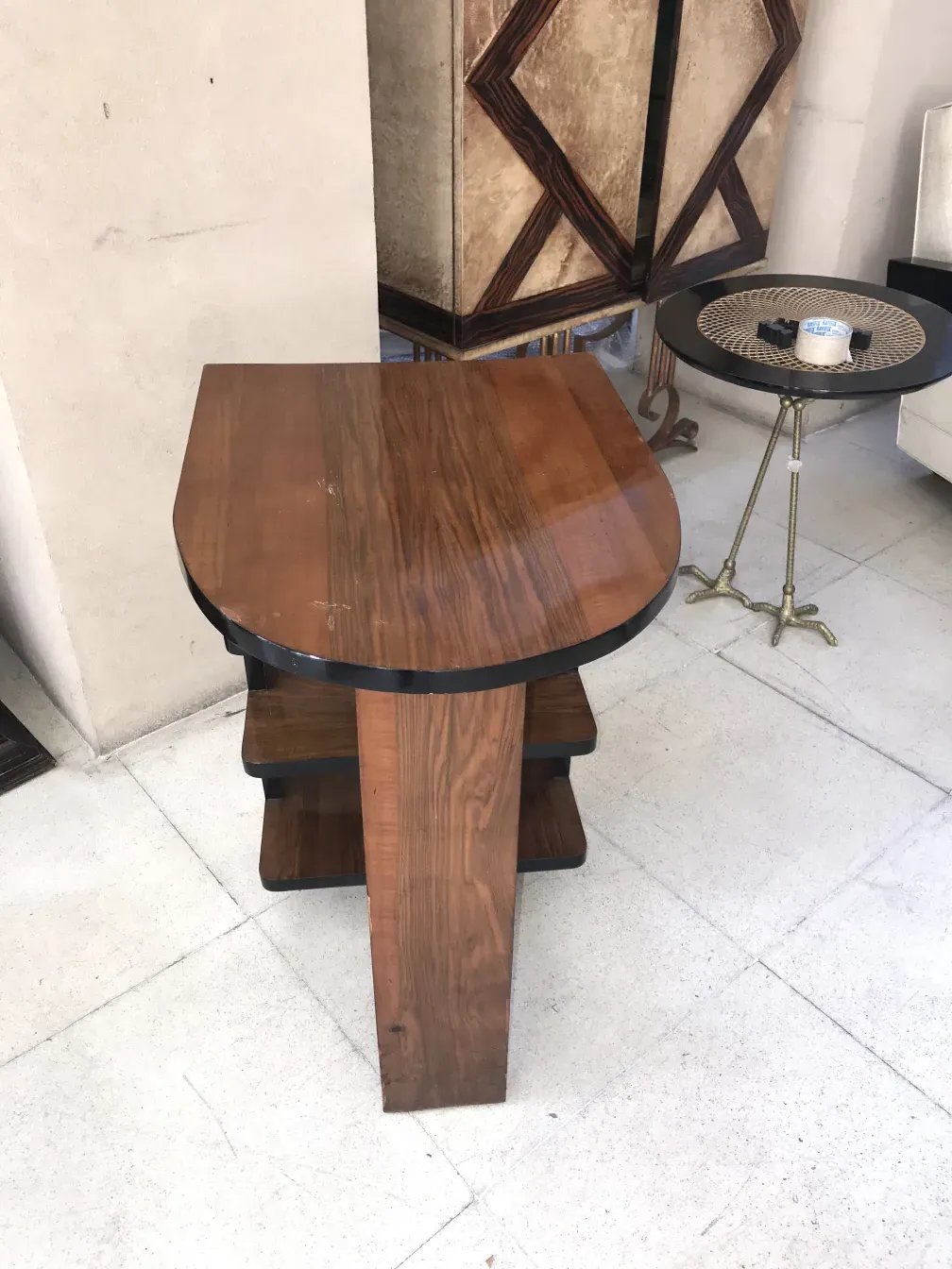 tableau ancien avec design art déco dans un cadre élégant