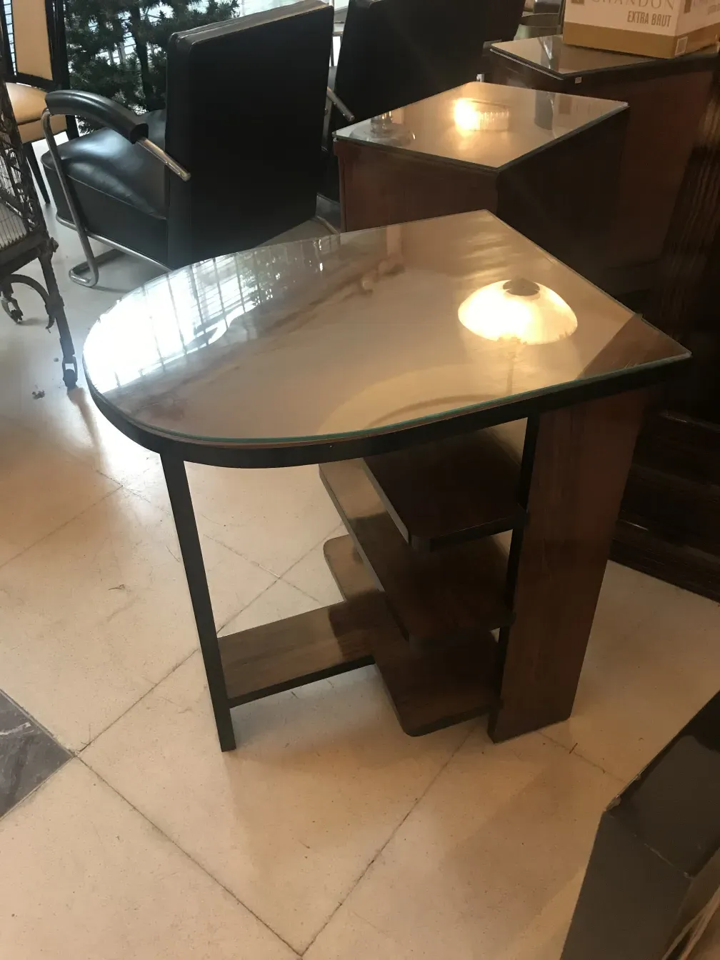 Mesa antigua Art Deco con una superficie de vidrio clara.