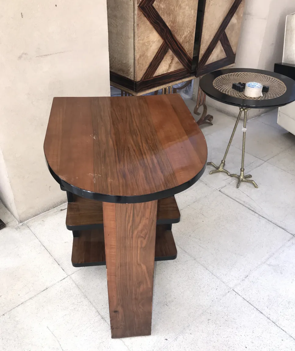 Mesa antigüa de diseño contemporáneo en el ambiente