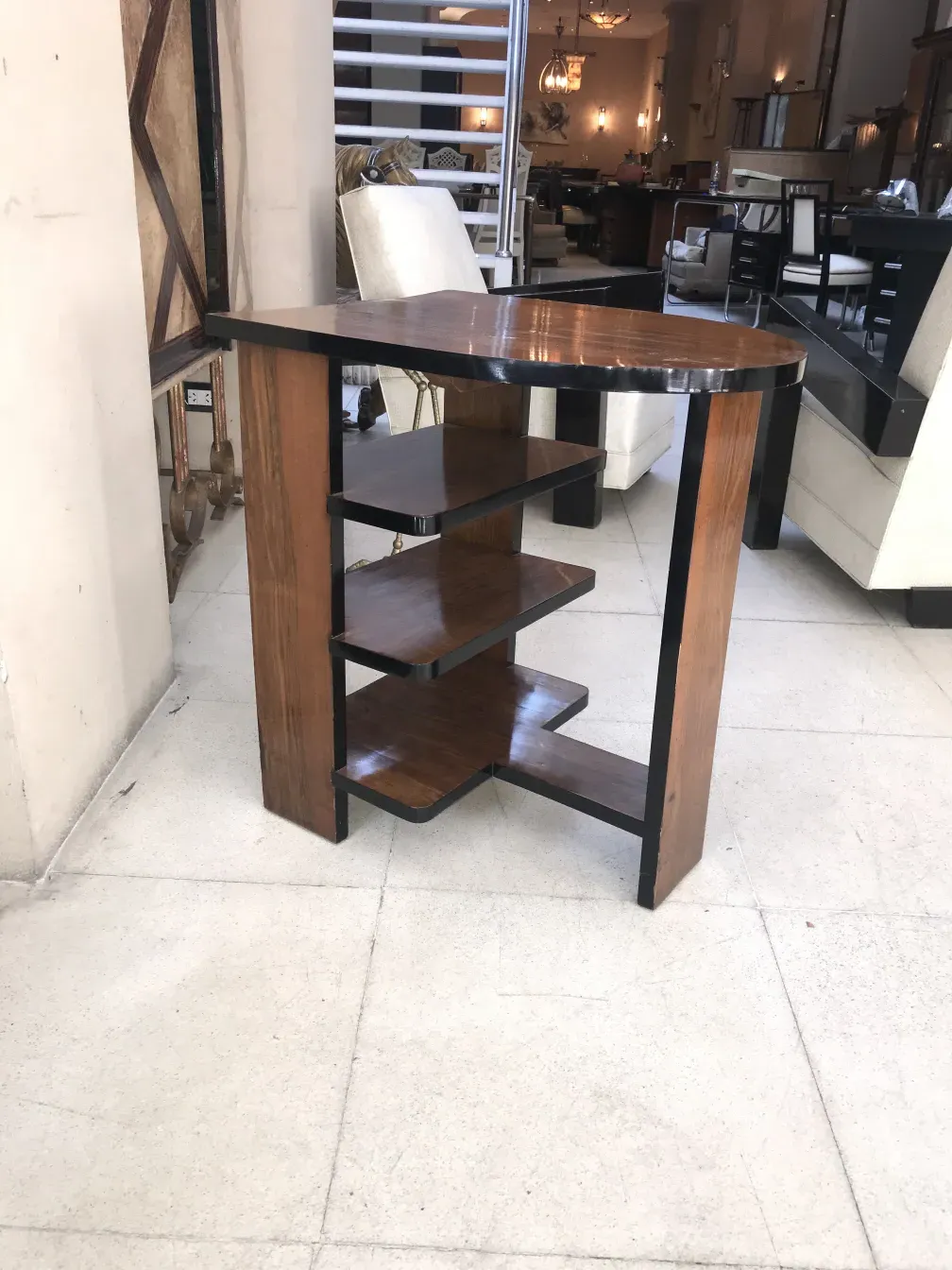 meja antik art deco dengan bentuk dan detail elegan