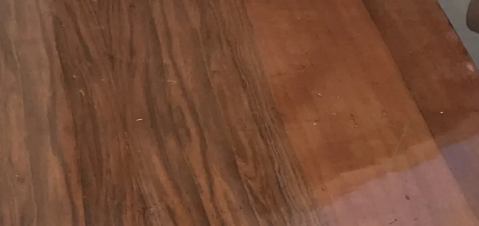 طاولة قديمة أنيقة بتصميم آرت ديكو، تصميم راقٍ