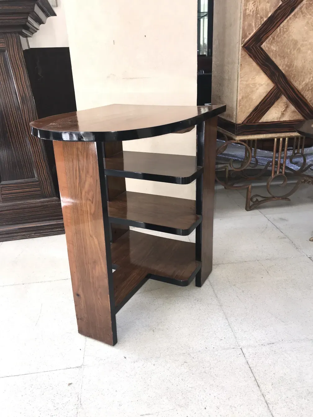 Tavolo antico in stile Art Deco con scaffali, decorato elegantemente.