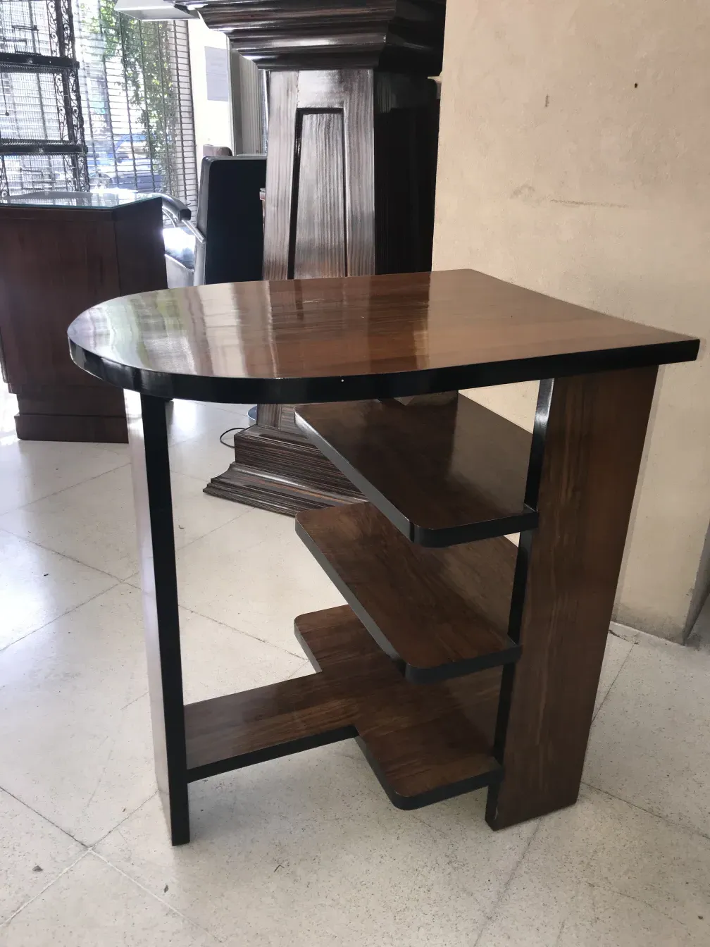 antik dekorativer Tisch mit modernem Design