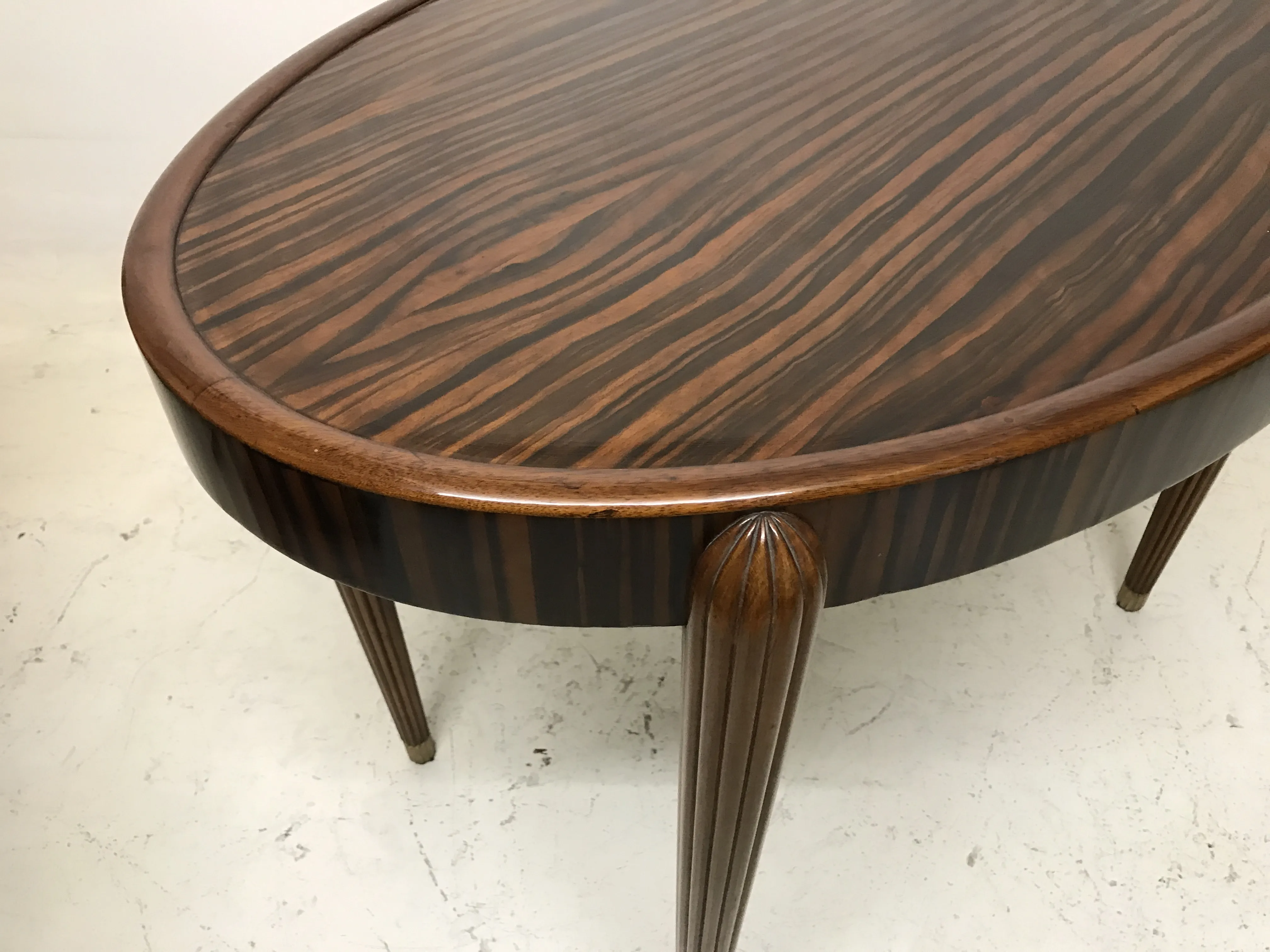 古老的小圆桌，优雅的腿，背景中性