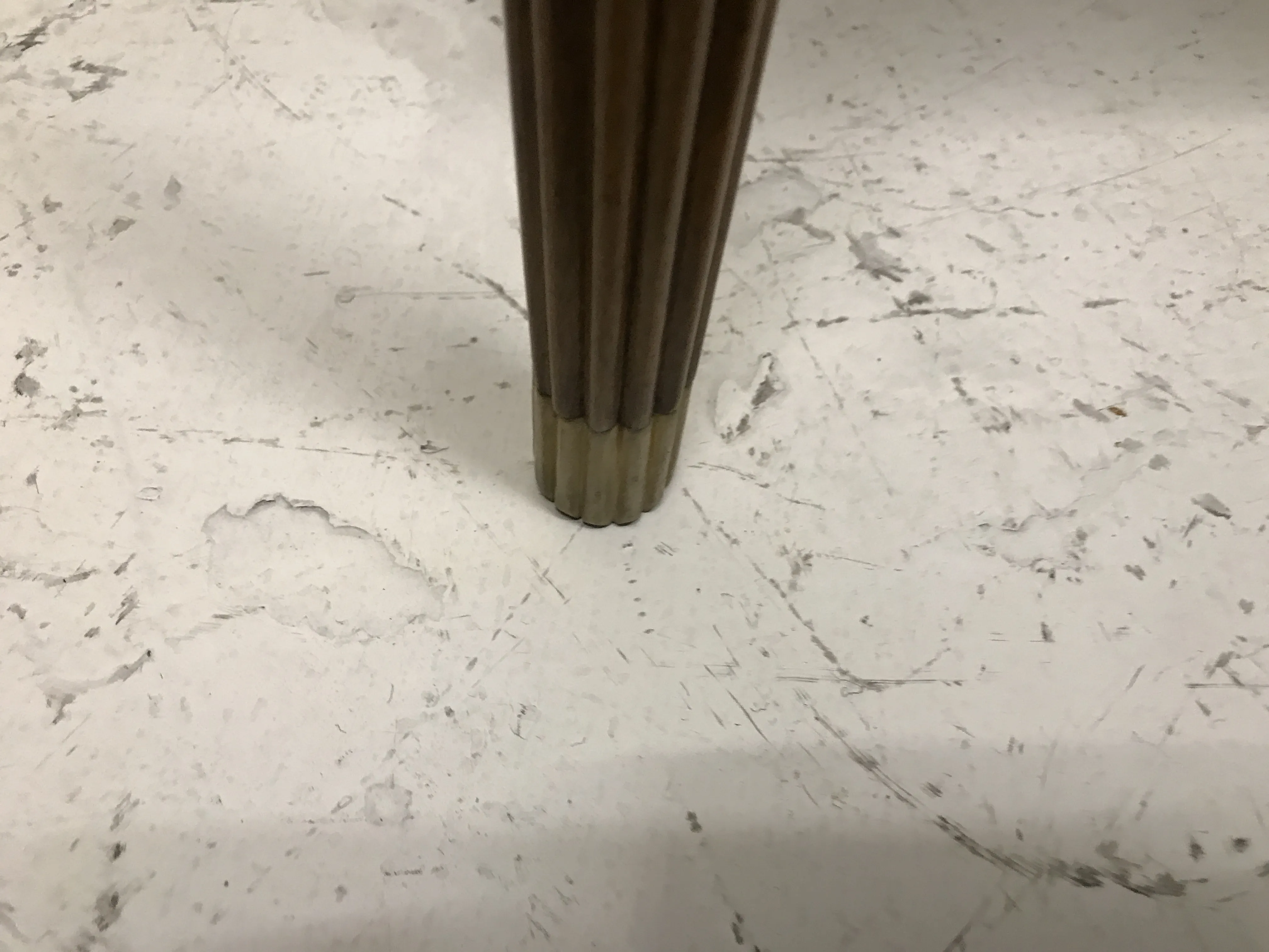 一张小古董桌子，带有精致的腿，置于中立环境中。