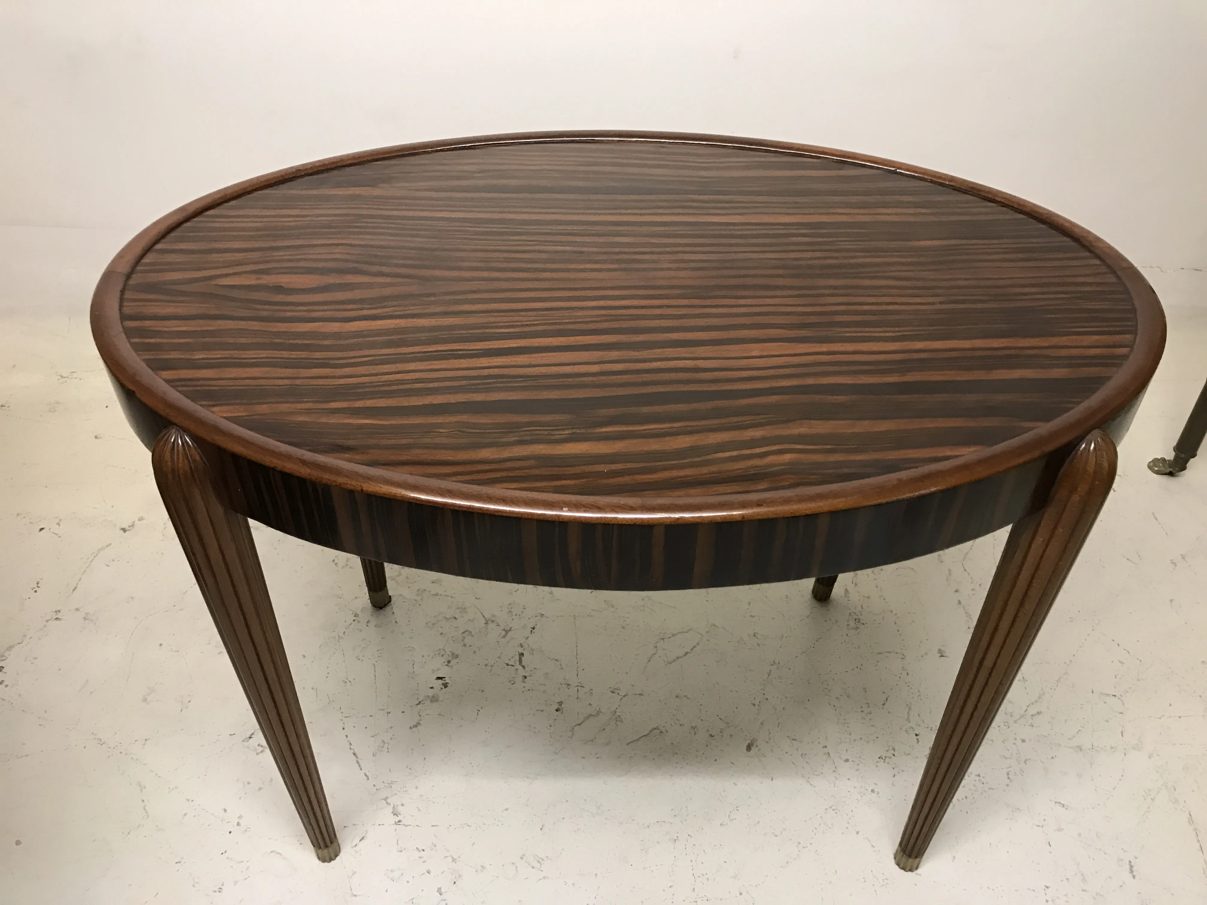 Petite table antique ronde avec des pattes élégantes, parfaite pour des décors classiques.