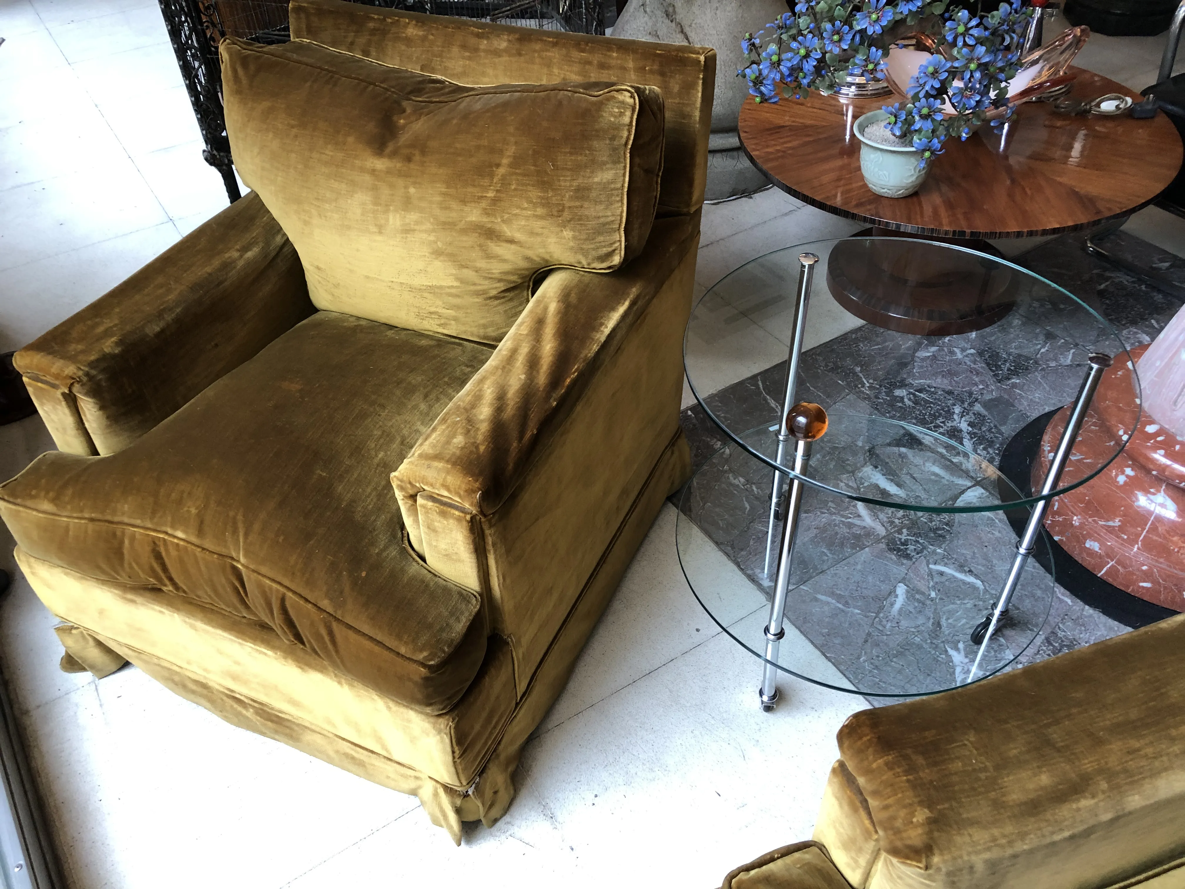 antiker kleiner Tisch mit dekorativen Blumen