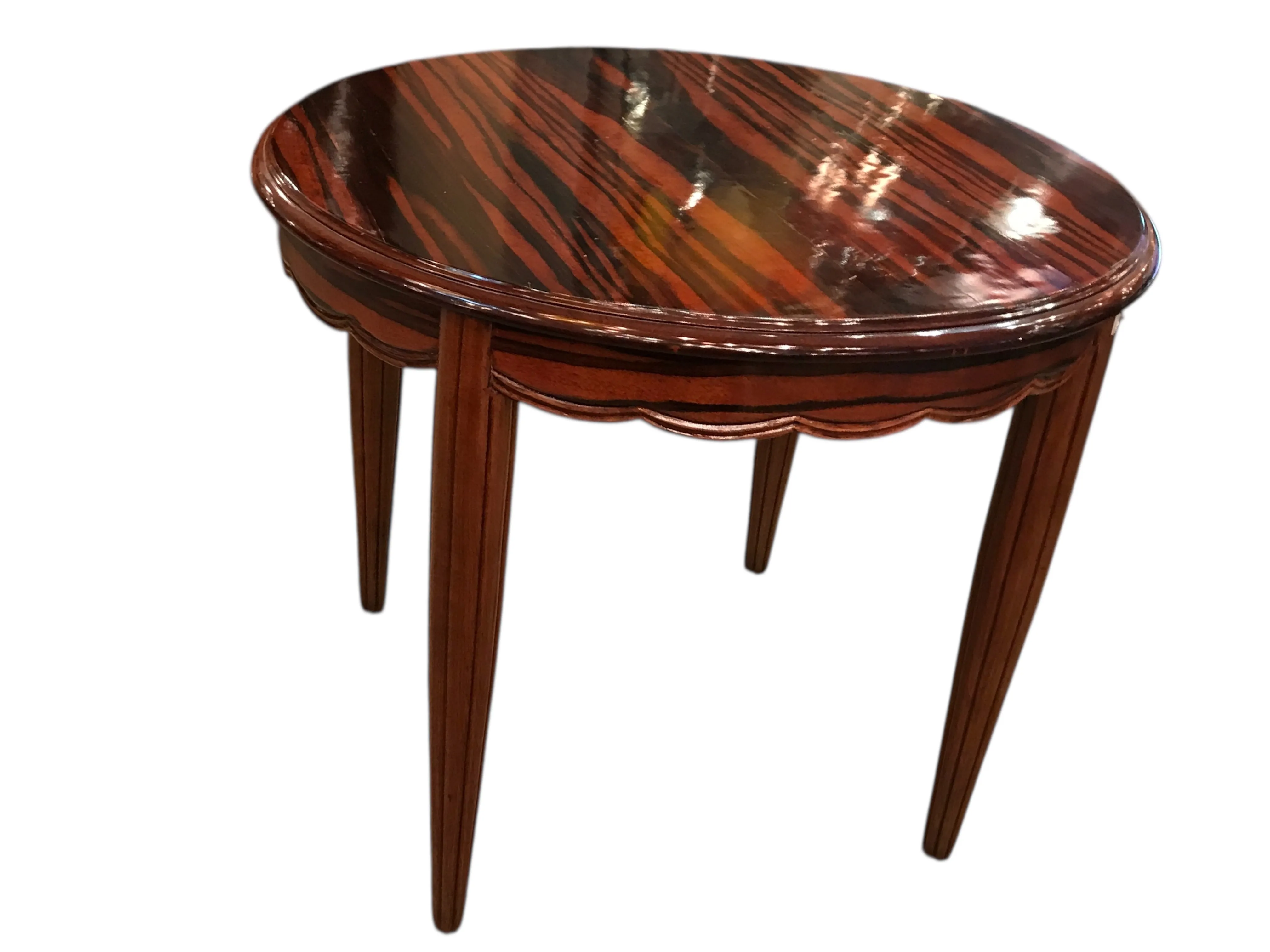 Petite table ronde ancienne avec des pieds fins, décorative