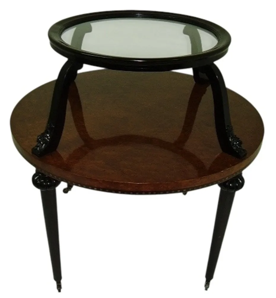 petite table antique à deux niveaux en couleur marron avec des détails élégants.