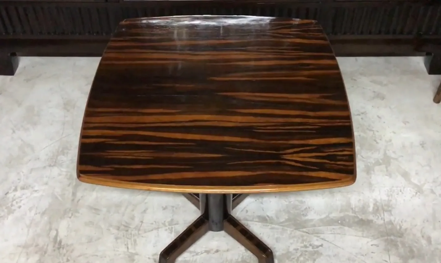 Tavolo antico in stile Art Deco con design elegante