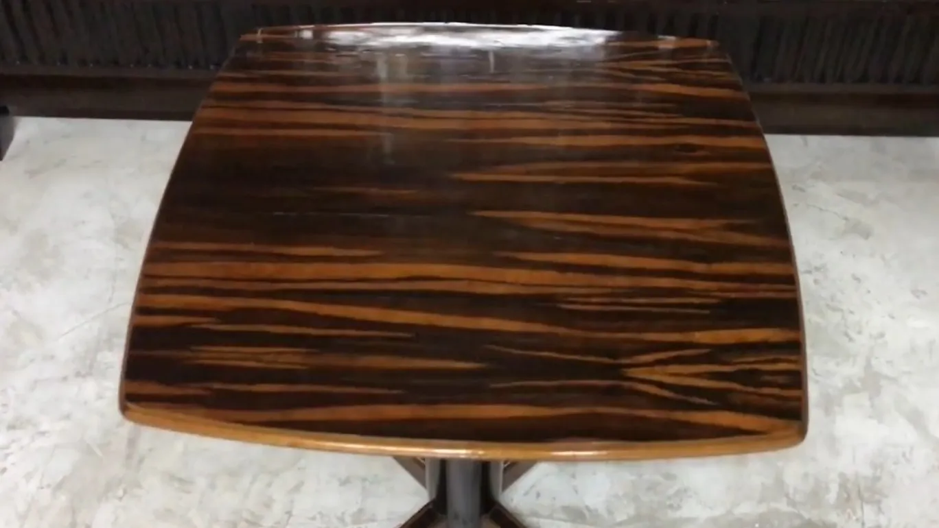 Mesa antigua art déco con patrones elegantes, entorno clásico.