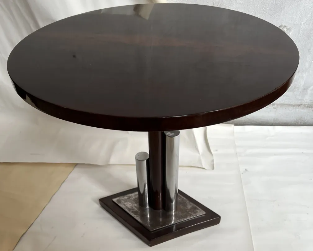 mesa antigua de forma redonda en un ambiente elegante