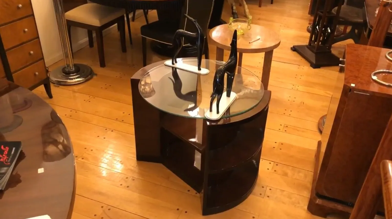 طاولة قديمة مزينة بفنيتين