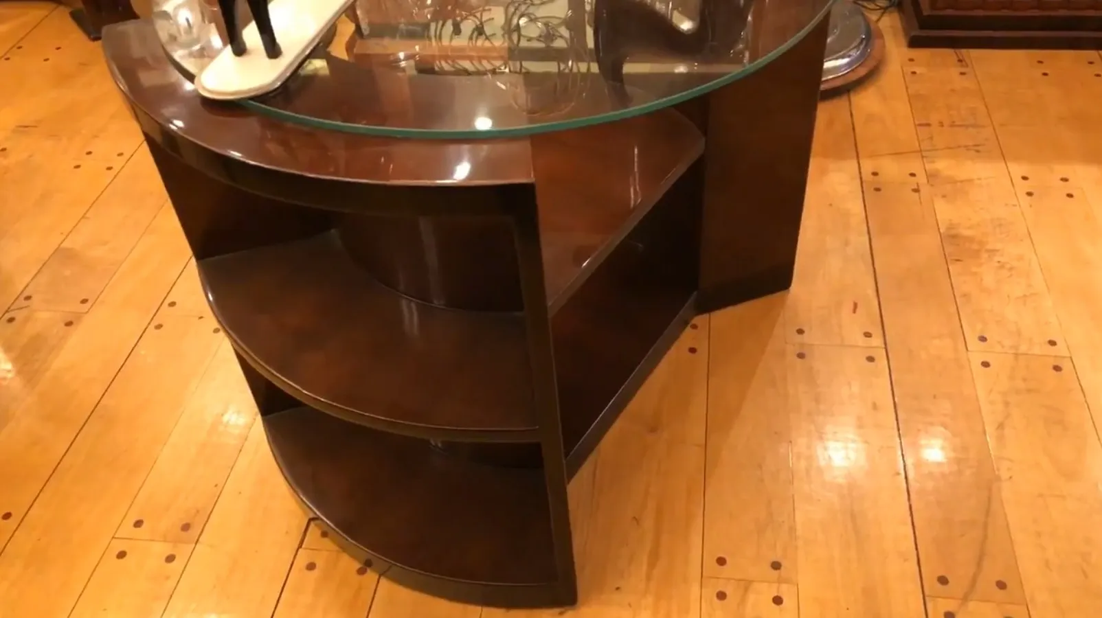 antiker art deco tisch mit mehreren ebenen und elegantem design