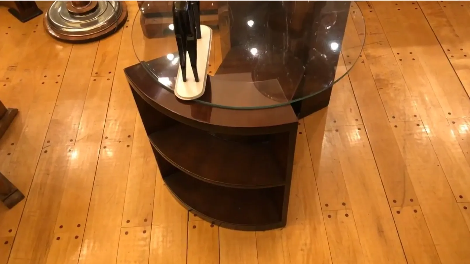 tavolo antico con design curvo e decorazione, in un ambiente accogliente