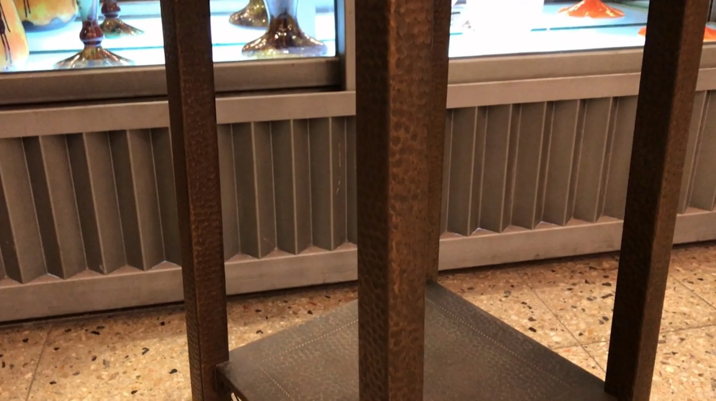 装飾的なディテールとクラシックな雰囲気を持つ古い小さなテーブル。