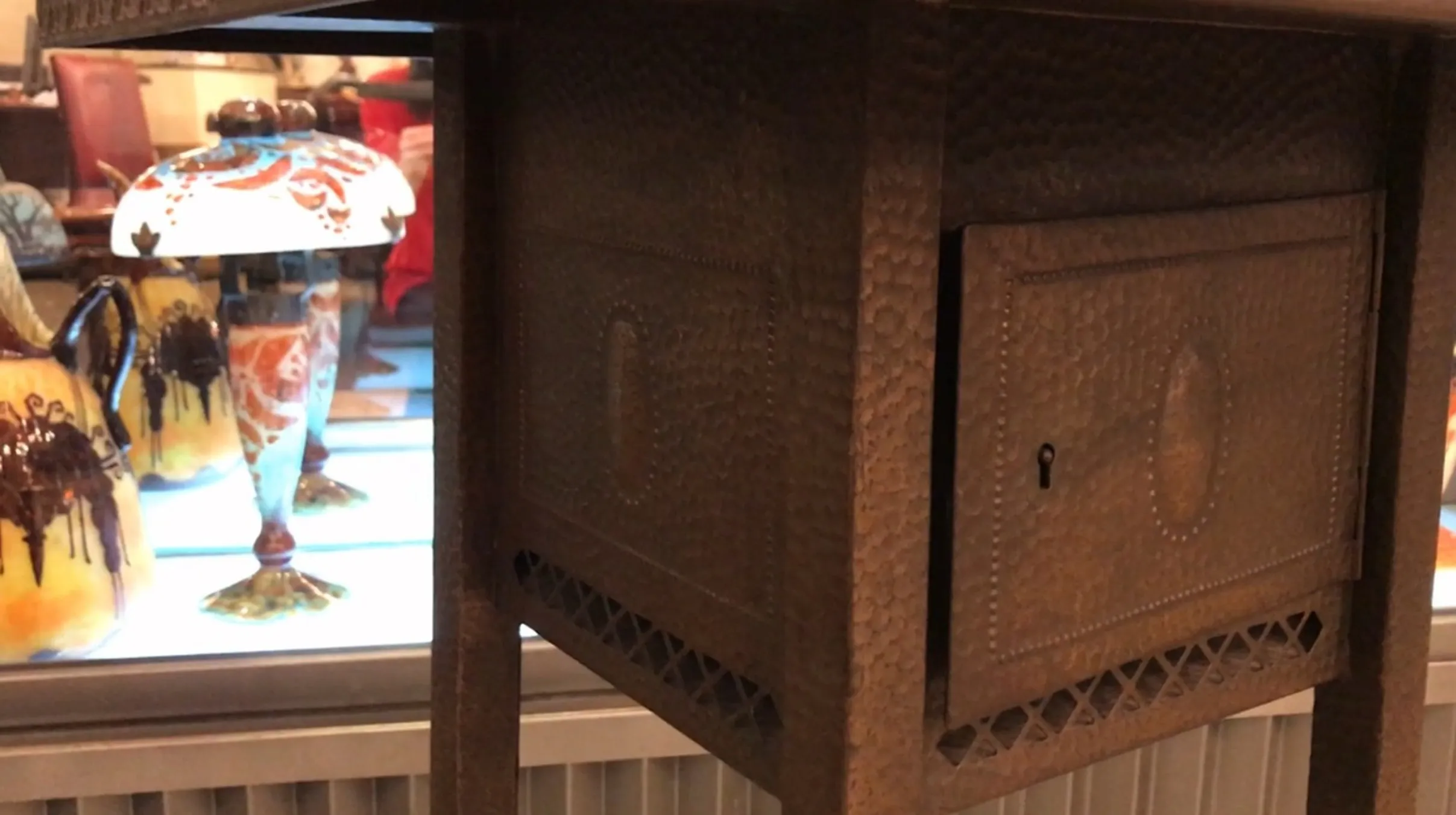 طاولة صغيرة قديمة مع تفاصيل زخرفية وقفل