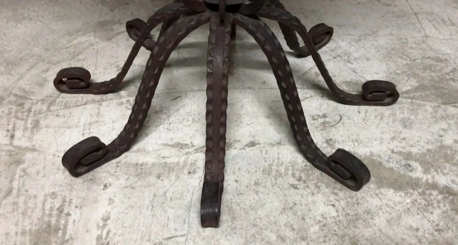 단순한 환경에 놓인 곡선 다리가 있는 고전 테이블의 바닥