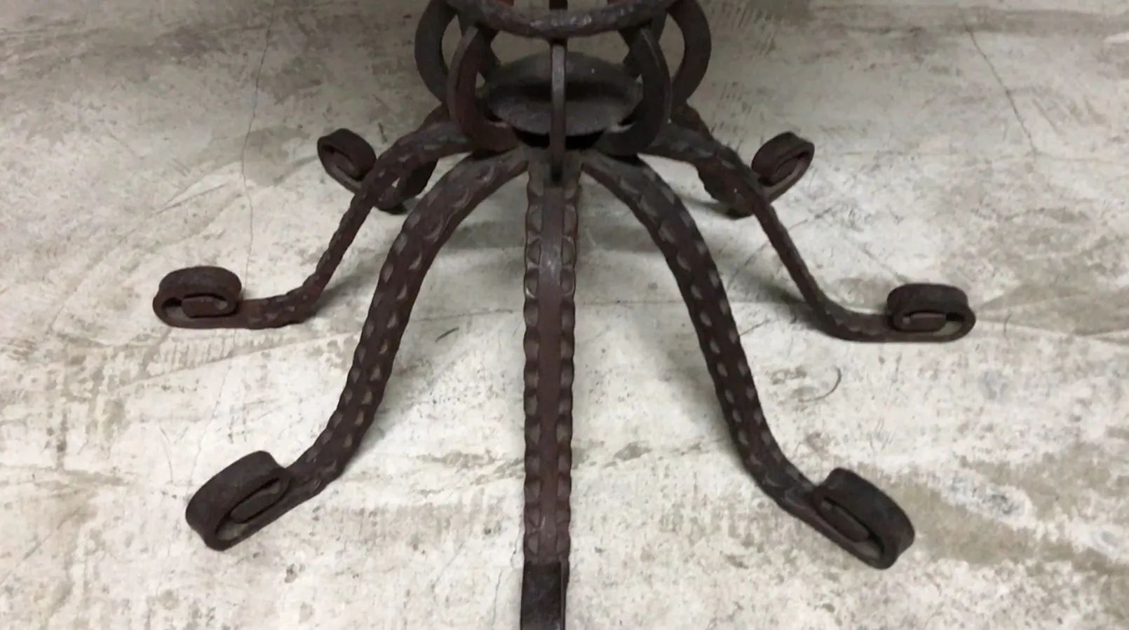 tavolo antico con gambe decorative in stile art deco