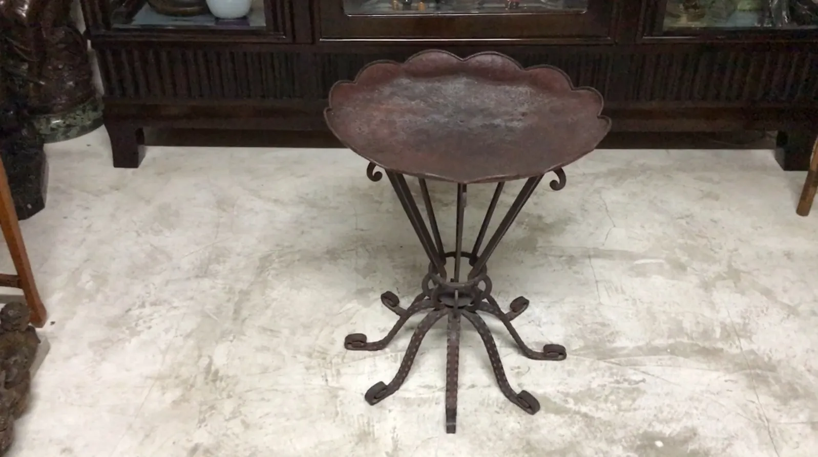 античный стол с изогнутой основой в стиле арт-деко.