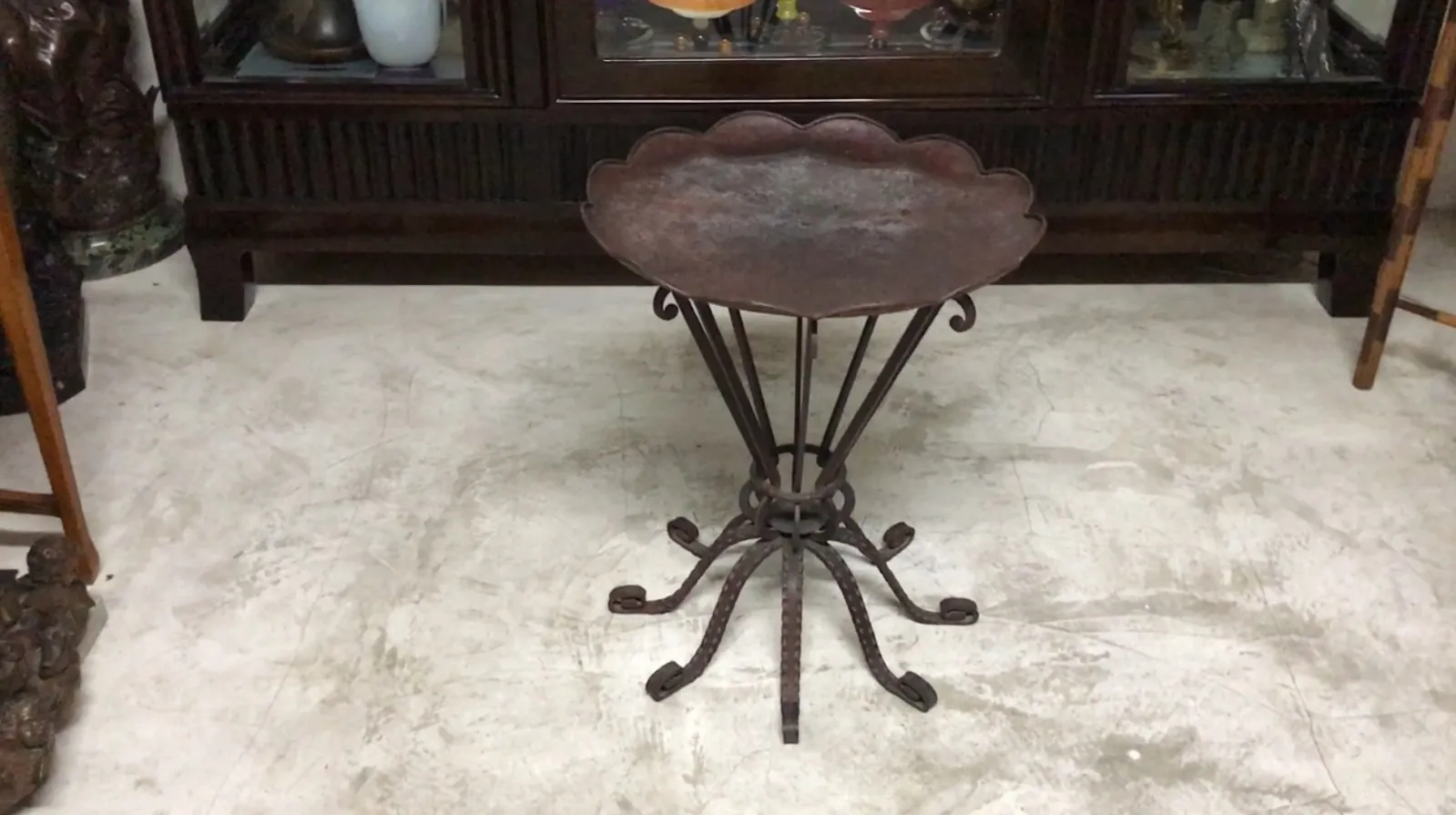 Tavolo antico decorativo art-deco in un ambiente accogliente.