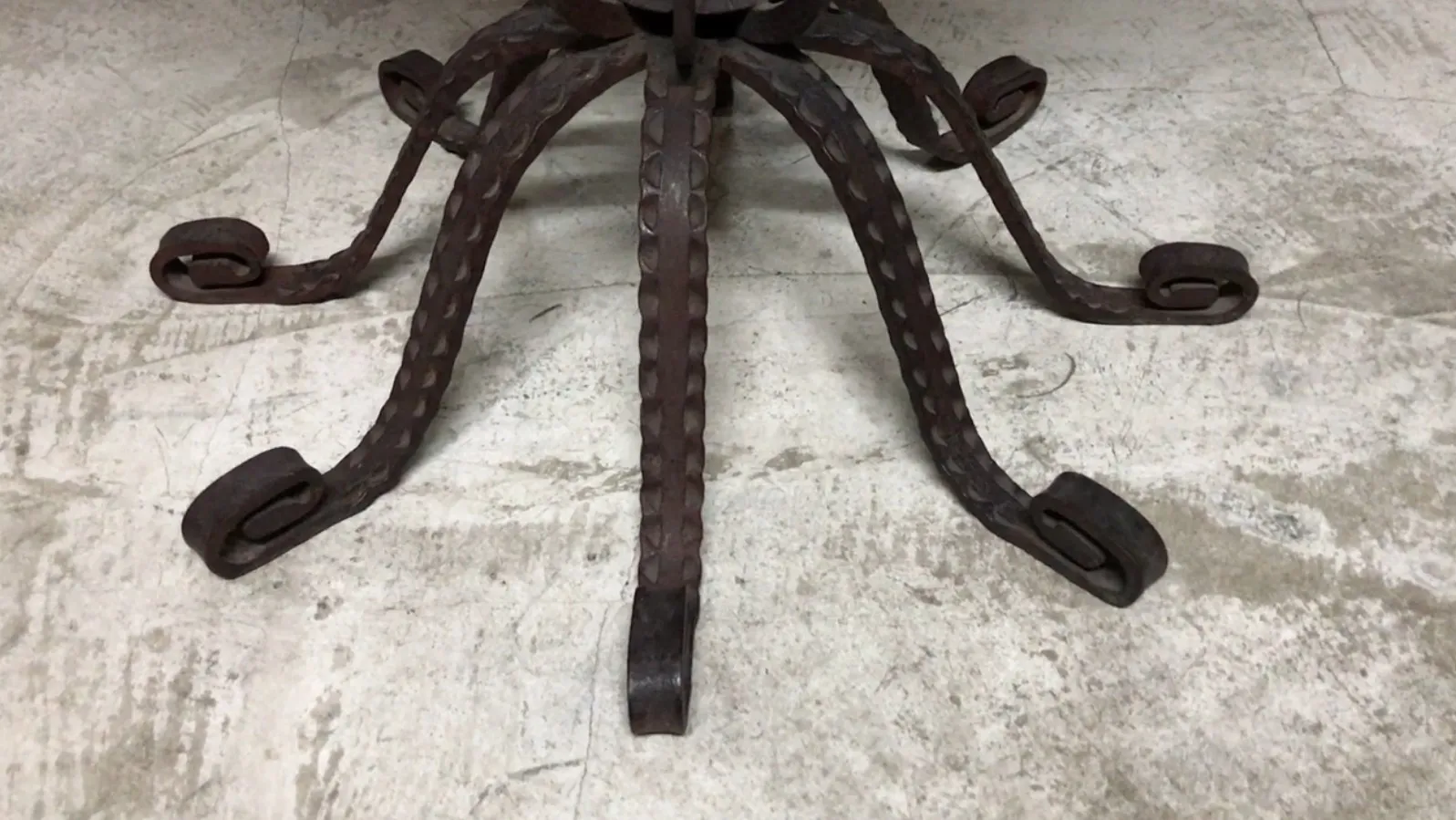 Table ancienne avec base Art Deco, pieds décoratifs.