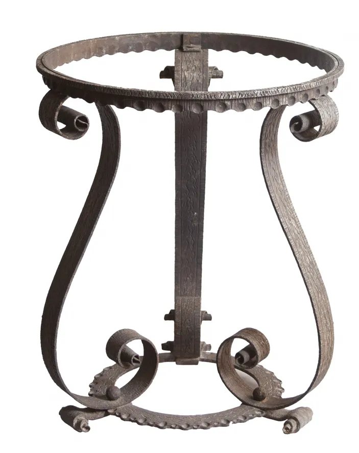 table antique avec design art deco et base détaillée