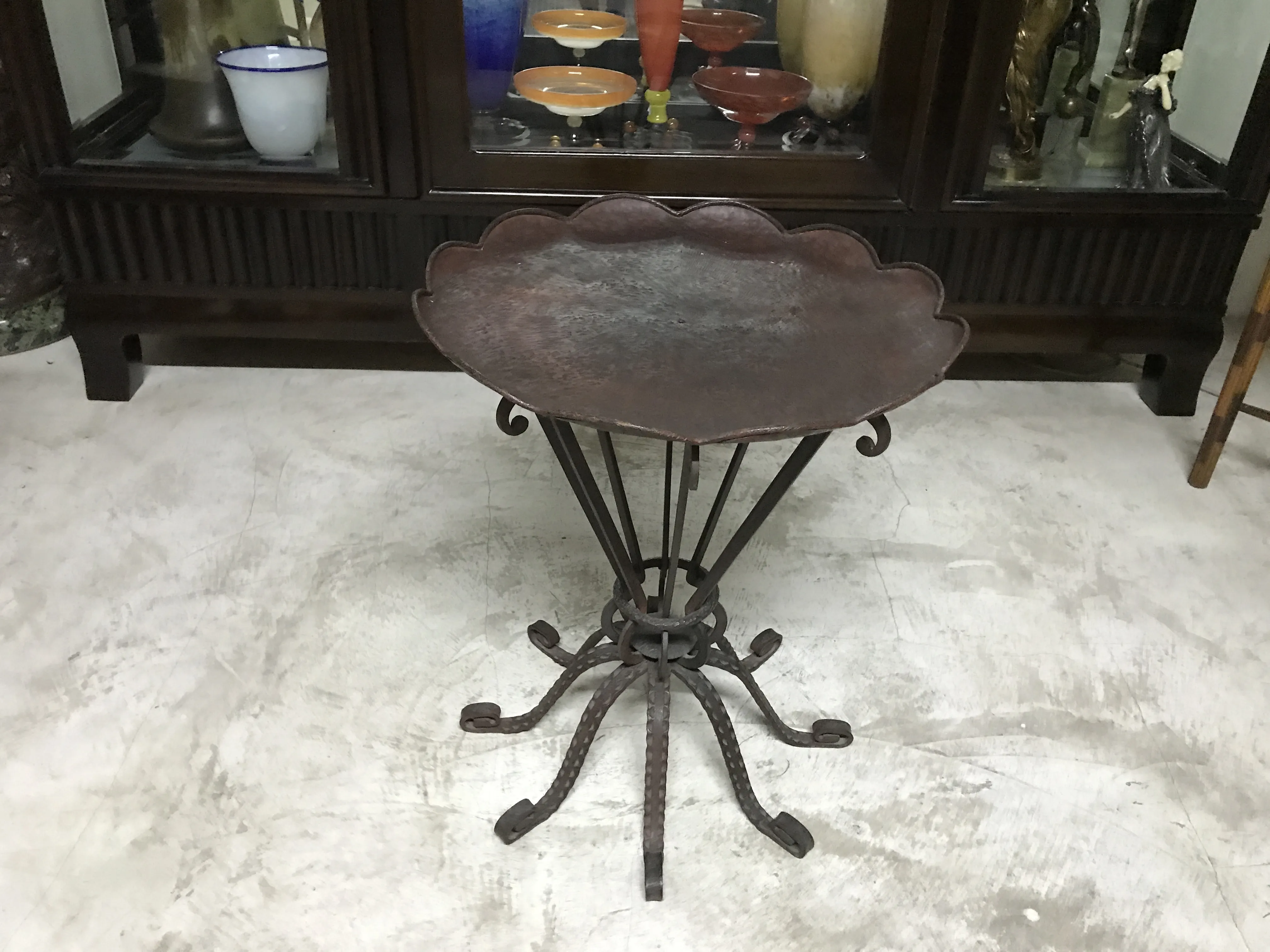 Mesa antiga de estilo decorativo com pernas elegantes e forma arredondada.